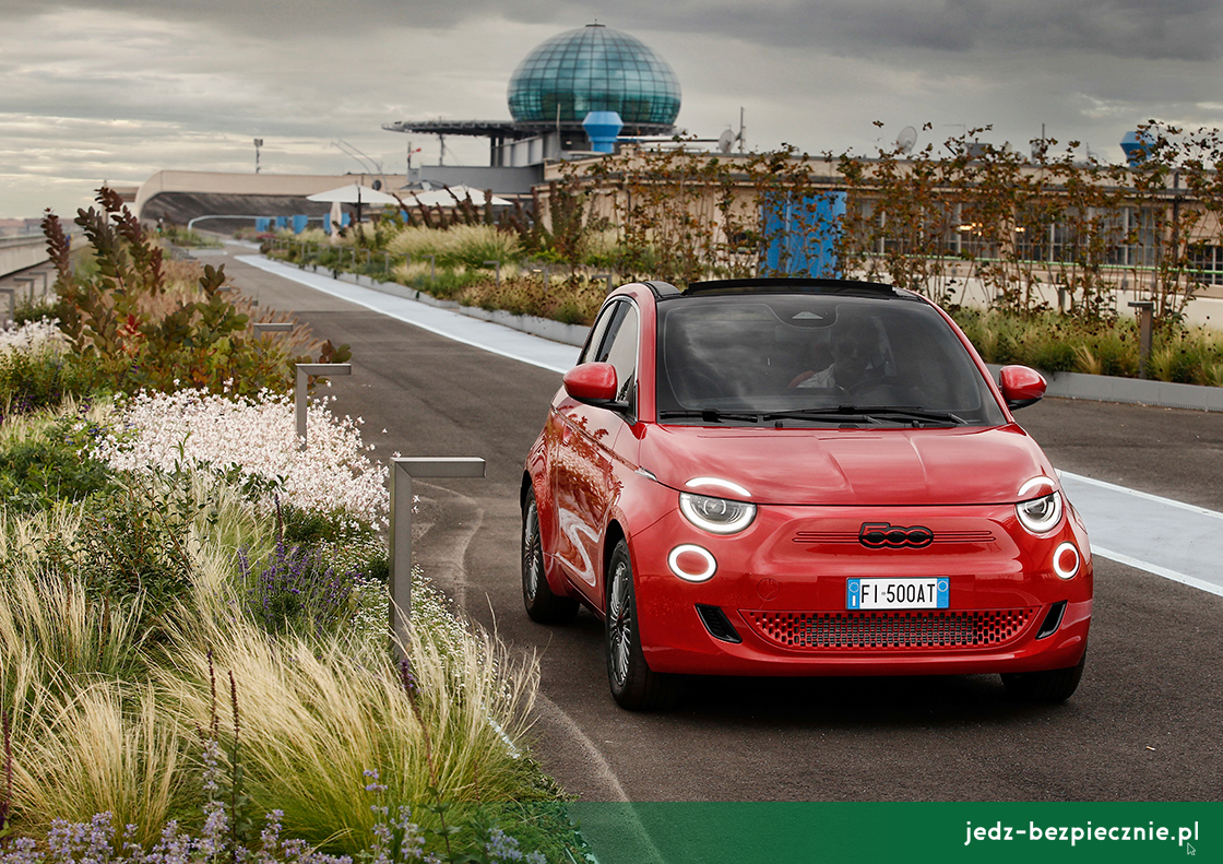 Premiera tygodnia - Rodzina Fiatów 500 RED - przód nowego Fiata 500C RED z miękkim dachem w ogrodzie La Pista 500